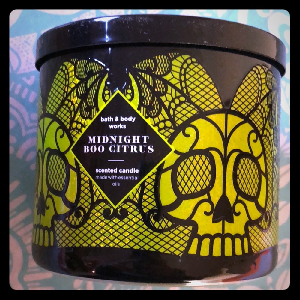 BNIB BATH AND BODY WORKS HALLOWEEN CANDLE